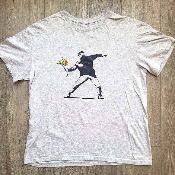 Gray Banksy Man Throwing Flowers print t-shirt, size XXL - Picture 1 of 7
